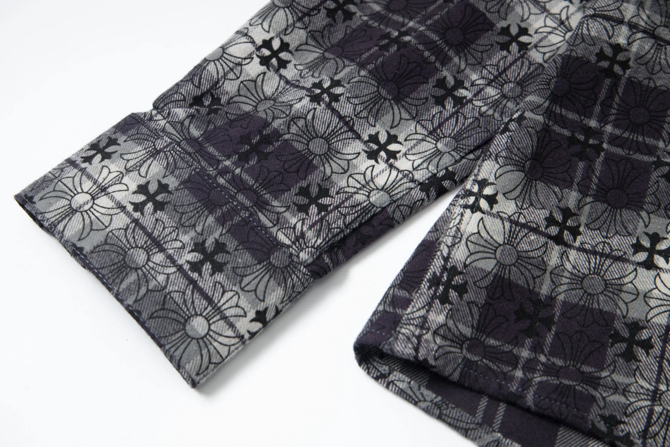 🅿️260 New: Style number: B130 Chrome Hearts classic cashew flower cross all-over printed jacquard long-sleeved casual shirt 1️⃣Customized original jacquard fabric, high-quality pure cotton jacquard plaid fabric, soft and comfortable to the touch, a very high-quality fabric! 2️⃣The details of the workmanship are perfectly controlled. The lining is made of vest hemming, and the cuffs are made of double cross leather labels. It is different from the ordinary version. The collar is also designed with interlining, which shows high-end fashion and personality. The style is fashionable, simple and elegant, and it is a very versatile jacket! 4⃣️Complete accessories, all customized with original versions! Same style for men and women Color: cashew black Size: S, M, L, XL
